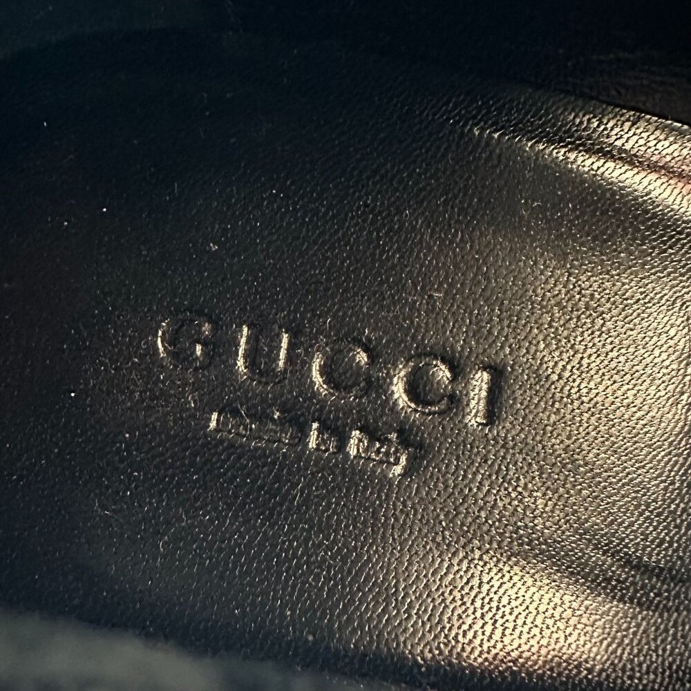 Gucci GG Imprime Black Leather Chain Charm Pumps - Picture 12 of 15